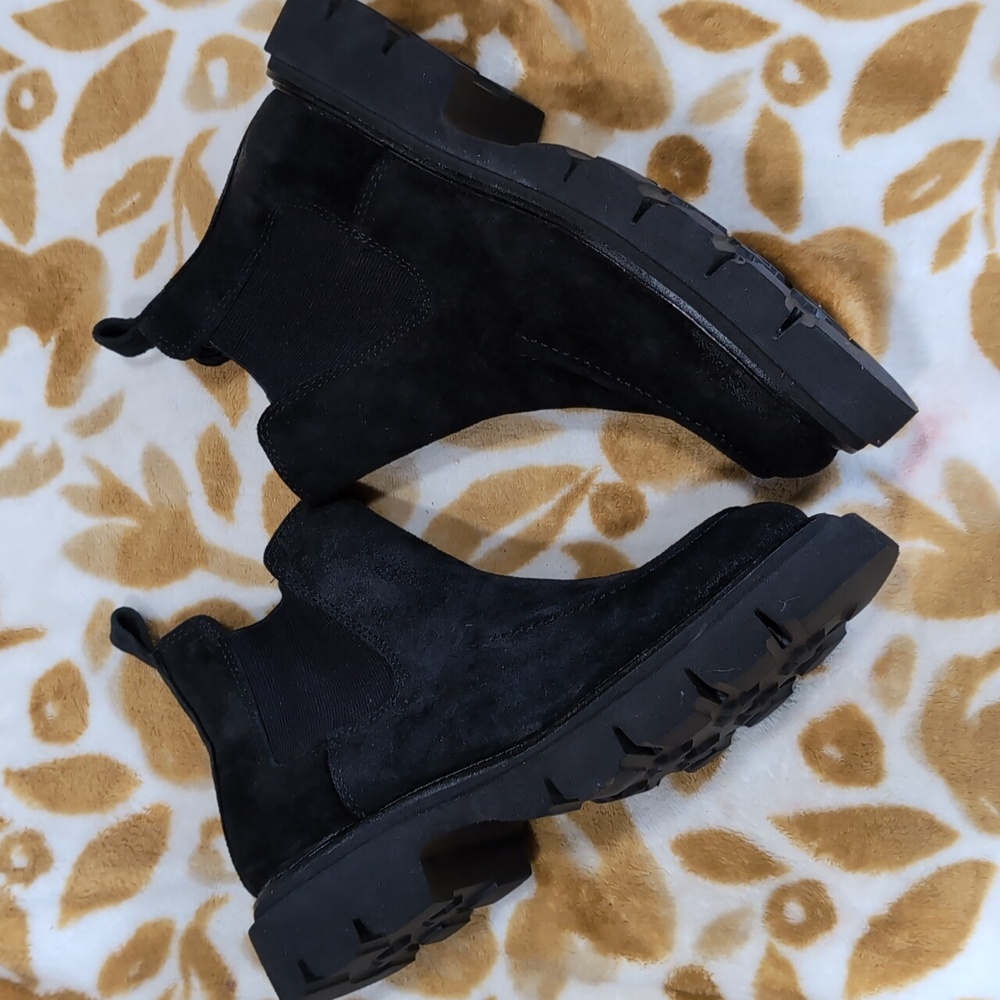 Sofft Women Black Suede Chelsea Boots